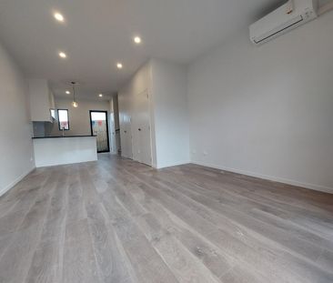 Modern Townhouse 2 Bedrooms - Photo 2
