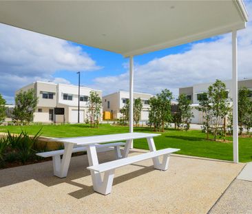 NEAR NEW LUXURY 3 BEDROOM TOWNHOUSE WITH DUCTED AIR CONDITIONING - Photo 2