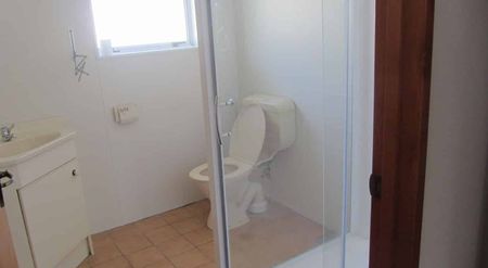 Spacious 2 bdrm house with a single secure garage - Photo 5