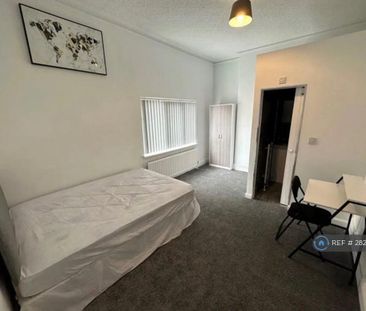 1 bedroom in a house share to rent - Photo 2