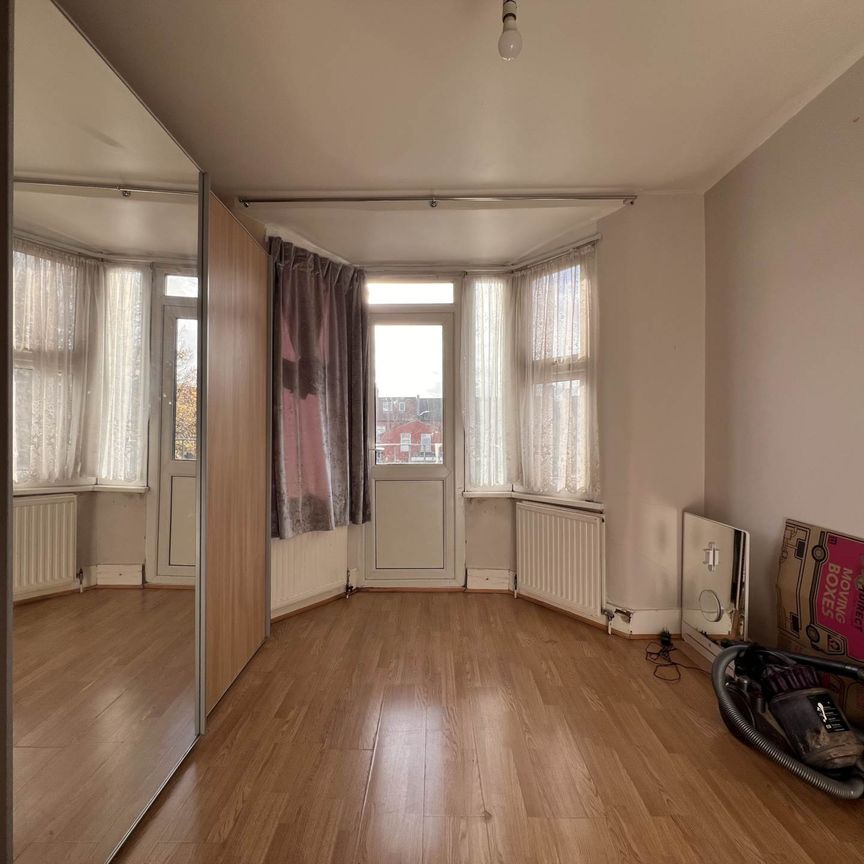 Guide Price £2,000 pcm - Available Now - Part Furnished - Photo 1