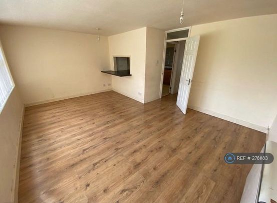 1 bedroom in a flat share to rent - Photo 1