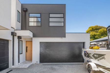 MODERN TOWNHOUSE CLOSE TO AMENITIES - Photo 4