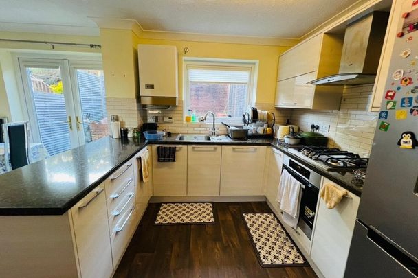 Downside Close, Eastbourne - Photo 1