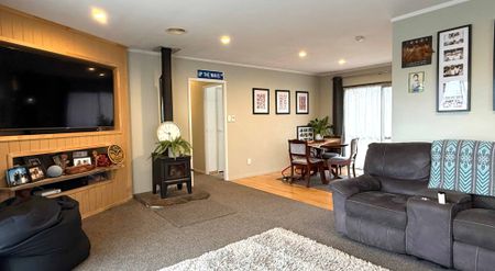 Spacious 3 Bedroom Family Home with Elevated Views Over Waipuna Park - Photo 3