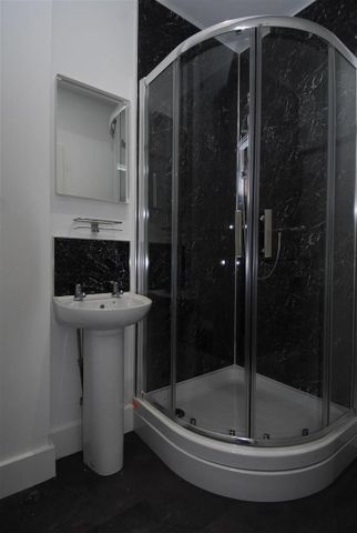 4 bedroom apartment to rent - Photo 4