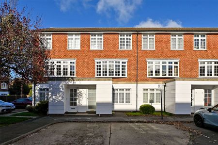 A completely refurbished and high-specification two double bedroom split level maisonette with situated close to local shops and restaurants. - Photo 3