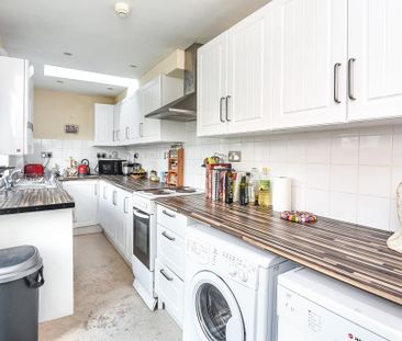 4 bedroom semi-detached house to rent - Photo 6