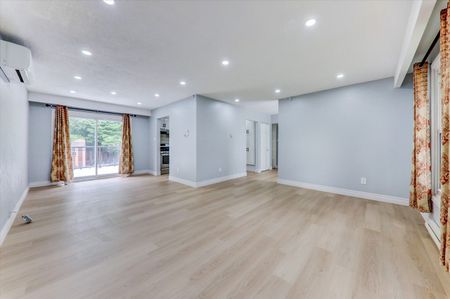 For Lease - 206 Mason Drive Unit# Main, Whitby, Ontario - Photo 2