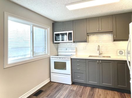 For Lease - 2081B Snow Crescent, Mississauga, Ontario - Photo 2