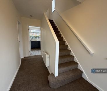 3 bedroom semi-detached house to rent - Photo 2