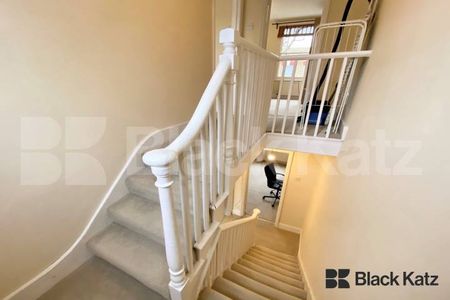 Georgian Townhouse, triplex, four double bedrooms, two bathrooms & Patio Garden - Photo 2