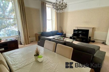 Large, bright and airy three bedroom, two bathroom flat - Photo 4