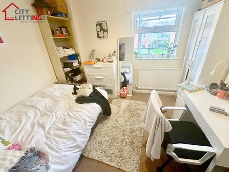 5 Bedroom Mid Terraced House - Photo 4