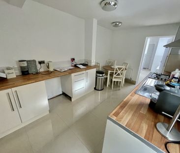 INCLUSIVE GAS AND WATER BILLS AVAILABLE NOW**** ONE DOUBLE BEDROOM*... - Photo 5