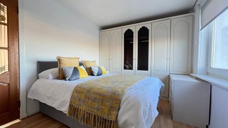 3 bedroom flat to rent - Photo 4