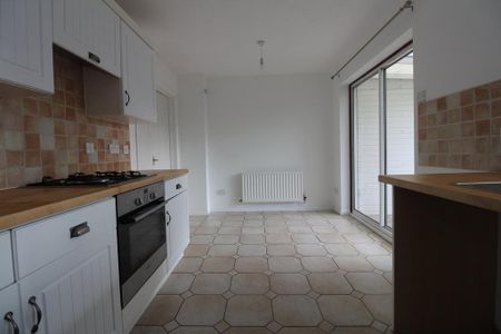 3 bedroom end of terrace house to rent - Photo 2