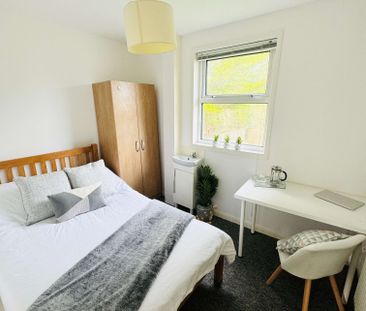 A Comforting 6 Double Bedrooms for Rent in Brighton - Photo 5