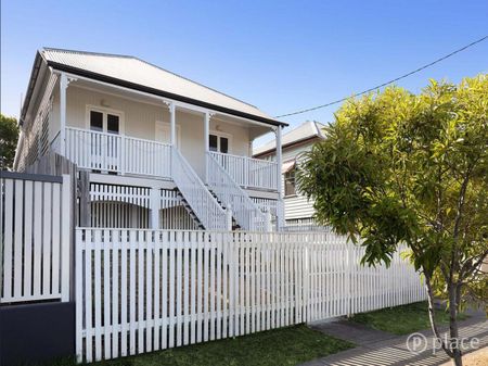 Charming Queenslander in Sought After Locale! - Photo 4