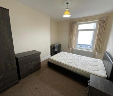 4 bedroom end of terrace house to rent - Photo 5