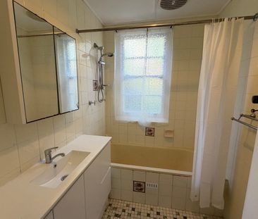 Three Bed Unit in Convenient Location - Photo 4