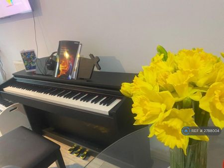 1 bedroom in a flat share to rent - Photo 2