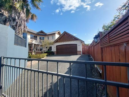 Spacious & Modern Two-Level Family Home – 4 Bedrooms, 2 Bathrooms, Double Garage - Otumoetai - Photo 2