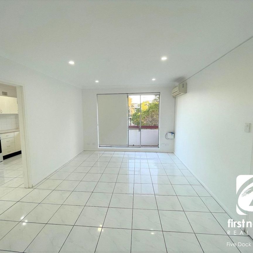 RENOVATED TWO BEDROOM APARTMENT WITH LOCK UP GARAGE - Photo 1
