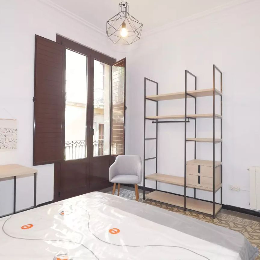 Spacious 7-bedroom apartment for rent in Barri Gòtic - Photo 1