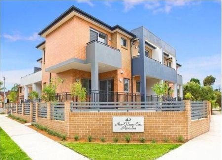 Modern Coastal Living in Maroubra - 3-Bedroom Townhouse - Photo 2