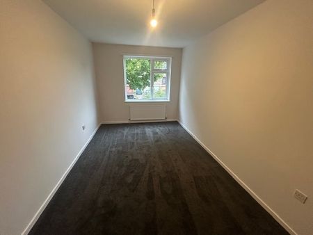 PETERBOROUGH - Photo 2