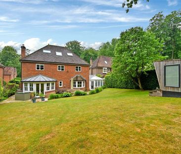 This beautifully presented modern detached home is situated in the ... - Photo 1