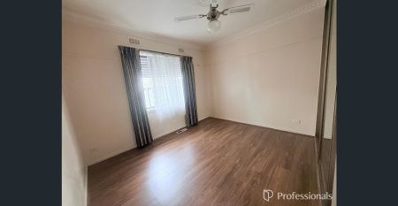 Spacious Family Living with Renovated Bungalow - Opposite St Albans Primary School - Photo 2