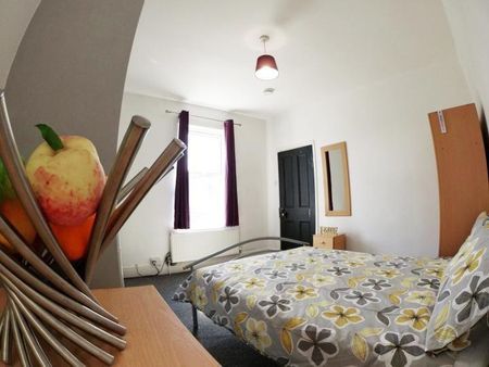 1 bedroom in a house share to rent - Photo 3