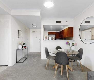 Furnished Modern One Bedroom in Heart of City - Photo 5