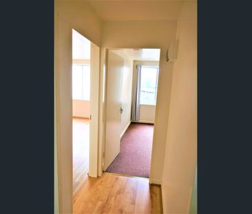 BIG, FIRST FLOOR ONE BEDROOM - WITH OFF STREET PARK - Photo 5