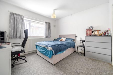 4 bedroom semi-detached house to rent - Photo 3