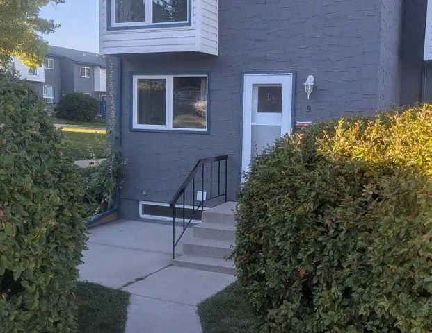 End Unit Townhouse for Rent — 2 Bedrooms Townhouse - Photo 1