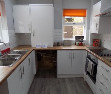 3 bedroom Flat To Let - Photo 5