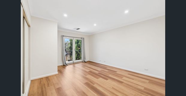 Spacious Townhouse - Photo 1