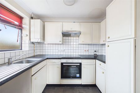 2 bedroom Flat in Southwood Road, Hampshire - Photo 3