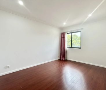 Spacious family home in prime Strathfield South location - Photo 3