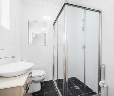 Two Bedroom Apartment in Prime Location With Large Private Courtyard - Photo 3