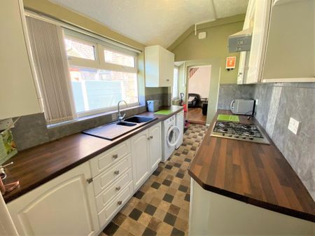 4 bedroom terraced house to rent - Photo 3