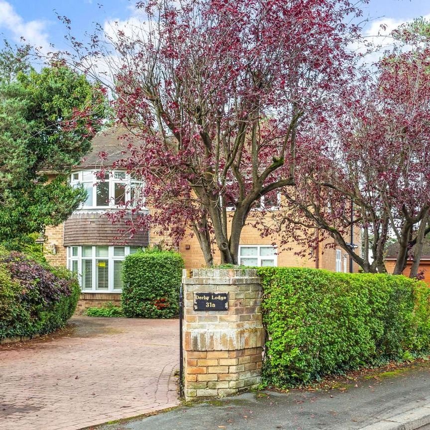 A beautifully presented family house in the heart of highly sought-after Curzon Park North. - Photo 1