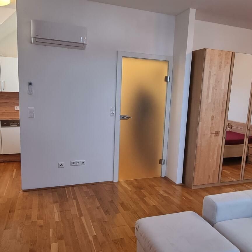 Großgarconniere (neuwertig möbliert) mit 2 Parkplätzen und großem Keller - Photo 1