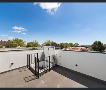 GREAT LOCATION! - Photo 1