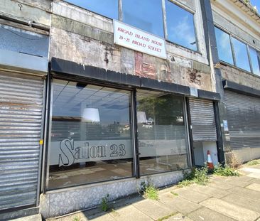 £1,000 PCM, Large Retail Property to Let in Broad Street, Barry, Va... - Photo 2