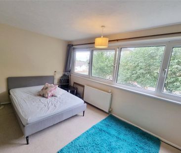1 bedroom in a flat share to rent - Photo 2