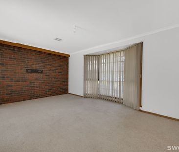 Spacious three bedroom two bathroom home in quiet court location - Photo 2